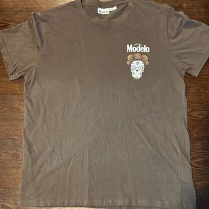 Modelo Cotton On T-Shirt